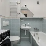 Bright 2-bedroom With Bathtub, Remote Work By Renters Apartment *