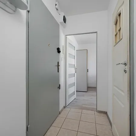 Bright 2-bedroom With Bathtub, Remote Work By Renters فروتسواف